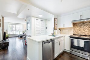 Fridge, microwave, oven, toaster - Modern & Bright Downtown Haven ~ Pool ~ Gym ~ Pkg! (Vancouver)