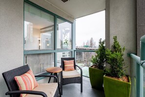 Property grounds - Modern & Bright Downtown Haven ~ Pool ~ Gym ~ Pkg! (Vancouver)