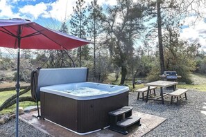 Eastwood Hot Tub & Sitting Area