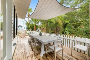 Outdoor dining - Charming Blue Mountain Bungalow in 30A. Walk or Golf Cart down to the sand. (Santa Rosa Beach)