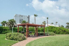Outdoor dining - Blue Ocean Panoramic Paradise Awaits you!

 (South Padre Island)