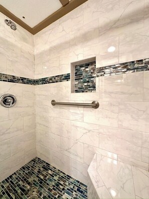 Dusche, Haartrockner, Handtücher, Seife