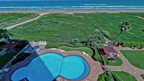 Una gran piscina con vista a la playa y al océano.