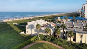 Un hotel frente al mar, con vistas a la playa y al océano.