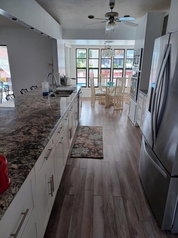 Mikrowelle, Herdplatte, Geschirrspüler