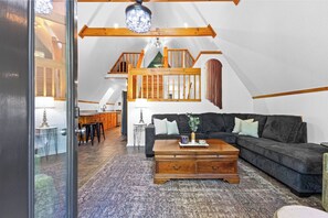 Smart TV, chimenea, videojuegos, futbolito