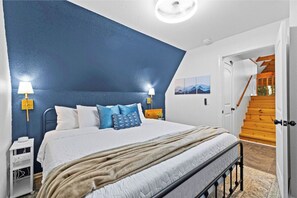 3 chambres, fer et planche à repasser, lit de bébé portatif