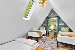 3 habitaciones, tabla de planchar con plancha y cuna de viaje 