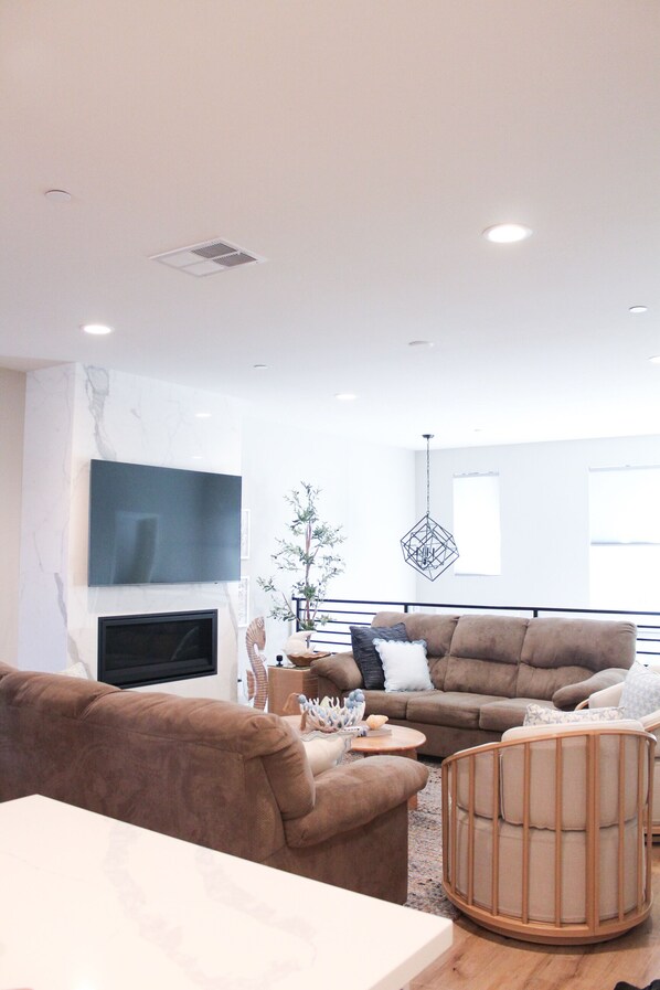 Smart TV, fireplace - 4BR Beach Condo I Heat & AC I Private Balconies I 2-car garage in the Village (Carlsbad)