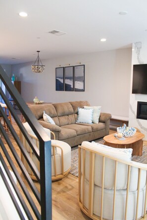 Smart TV, fireplace - 4BR Beach Condo I Heat & AC I Private Balconies I 2-car garage in the Village (Carlsbad)