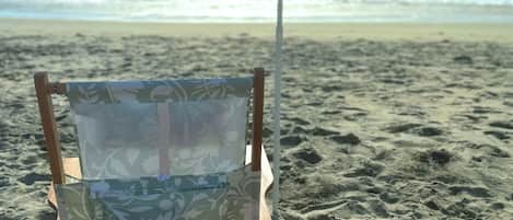 Una spiaggia nelle vicinanze, lettini da mare, teli da spiaggia