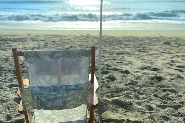 Una playa cerca, sillas reclinables de playa, toallas de playa