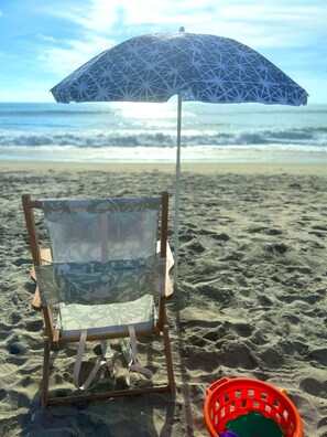 Beach nearby, sun loungers, beach towels