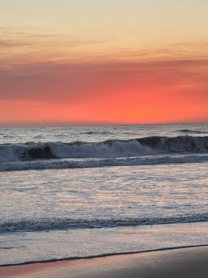 Nära stranden, solstolar och strandhanddukar