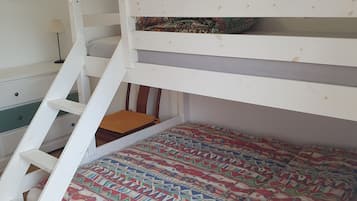 2 habitaciones, tabla de planchar con plancha y cuna de viaje