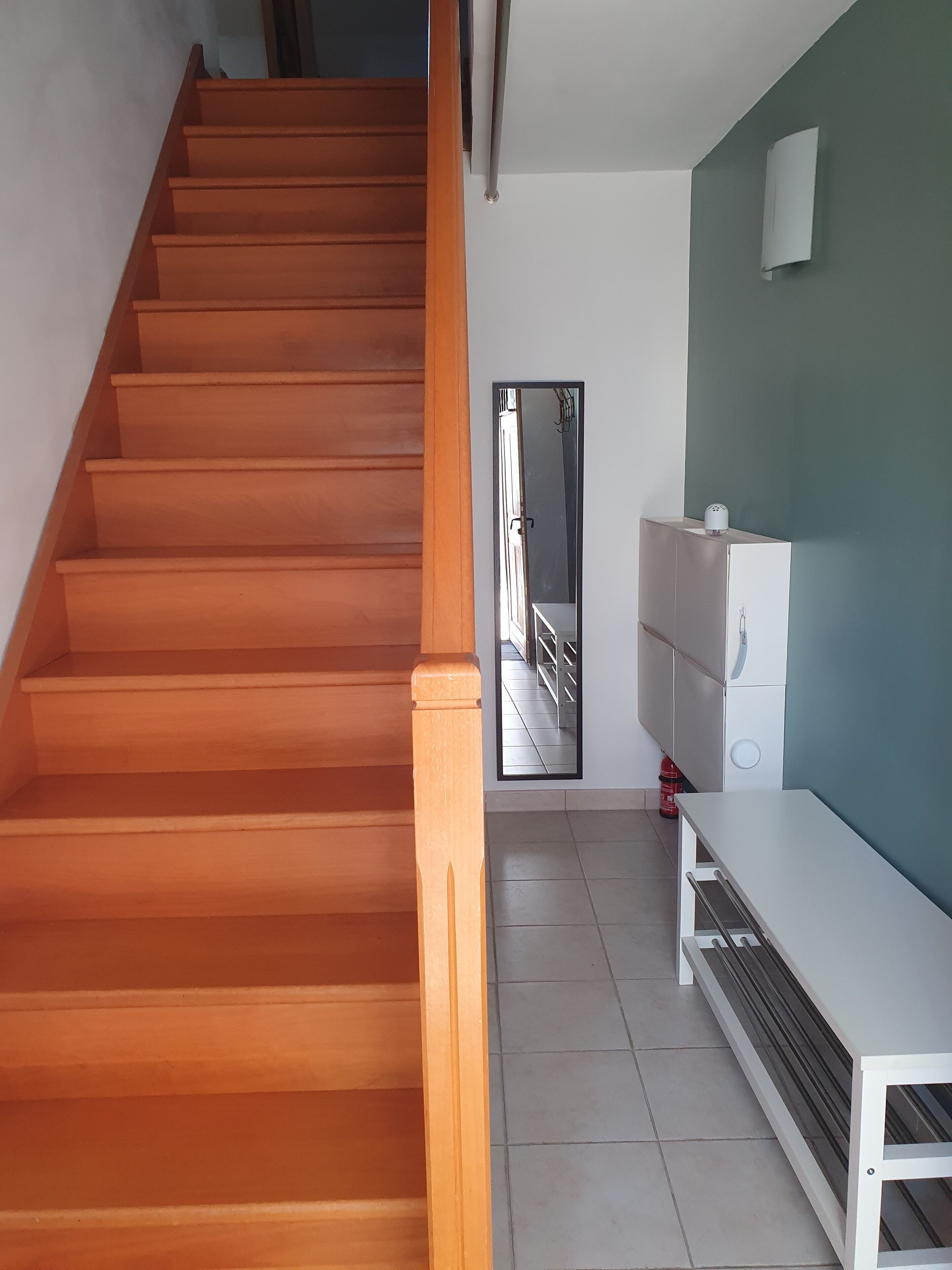 Un escalier avec des marches en bois menant à un palier.
