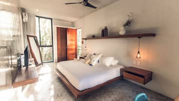 Estudio básico | Caja de seguridad en la habitación y espacio para trabajar con laptop