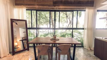 Departamento superior | Cocina privada | Microondas, parrilla de estufa, licuadora y molino para café