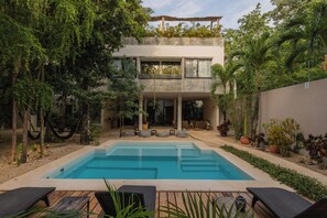 2 outdoor pools