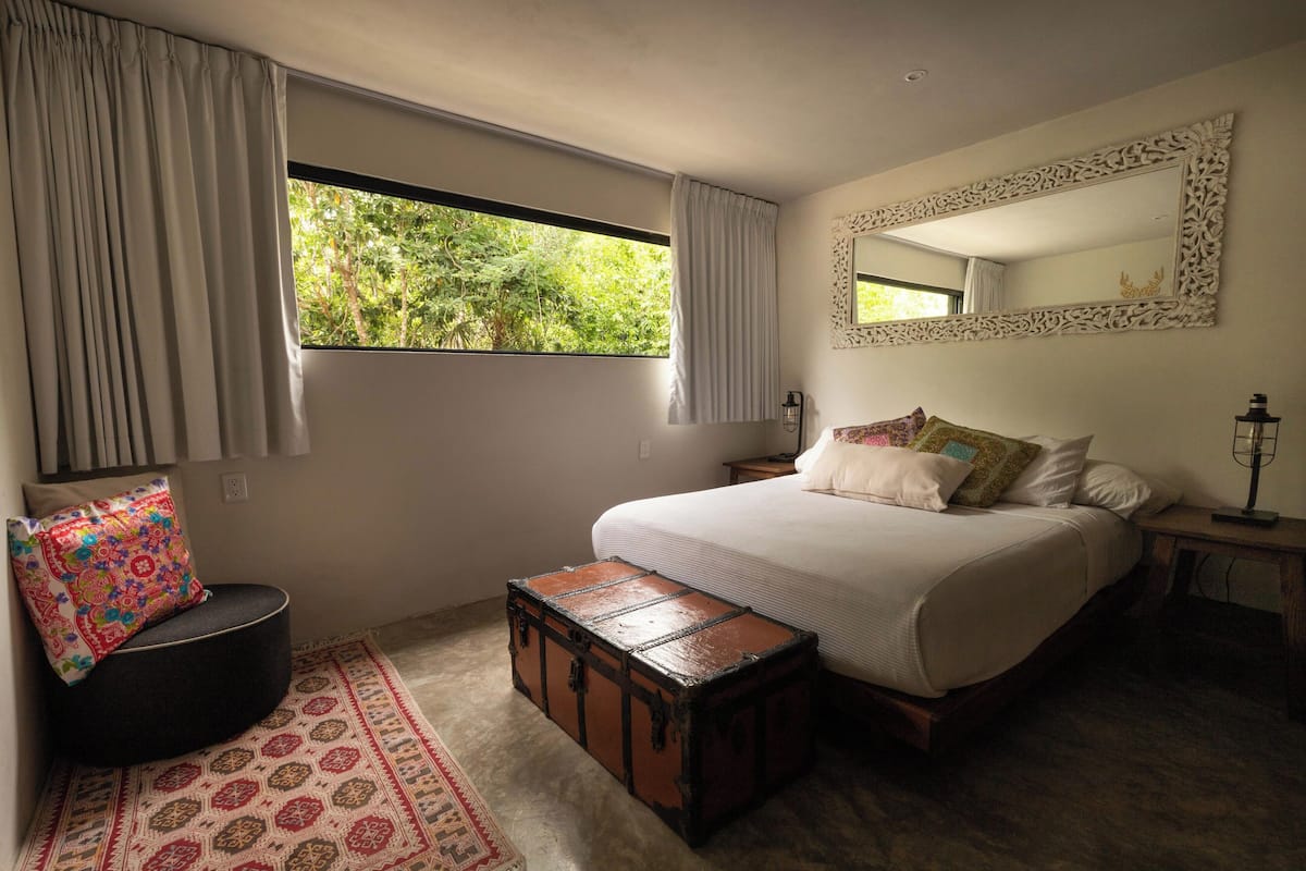 Estudio estándar, 1 cama King size, vista al jardín | 1 habitación y caja de seguridad en la habitación