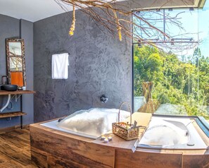 Deluxe Cabin, Jetted Tub, Mountain View | Spa | Hot tub - Vila nas Montanhas (Anitapolis)