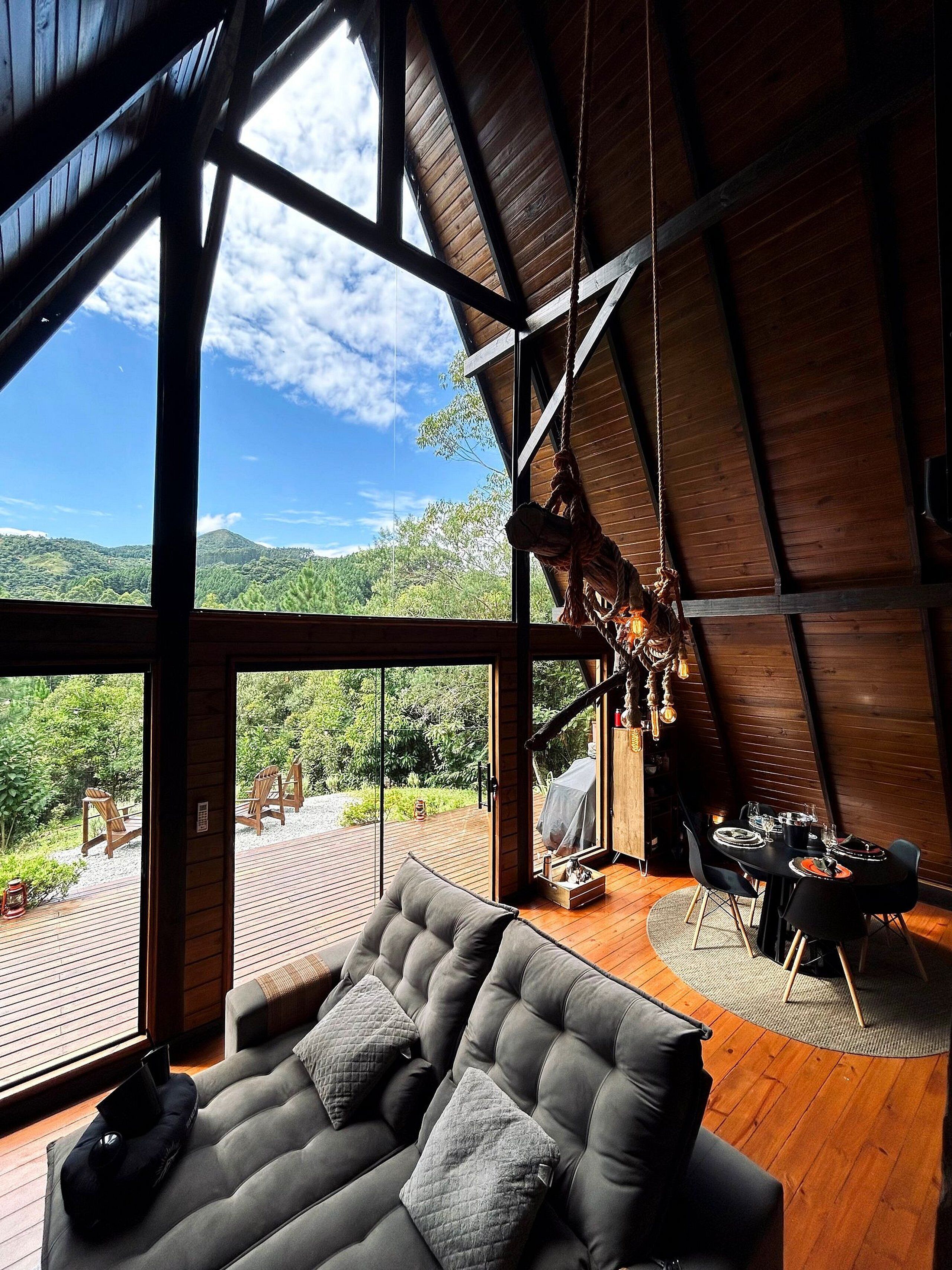 Deluxe-Ferienhütte, Whirlpool, Bergblick | Wohnbereich | 65-Zoll-Smart-TV mit Digitalempfang, Kamin, Videospielkonsole