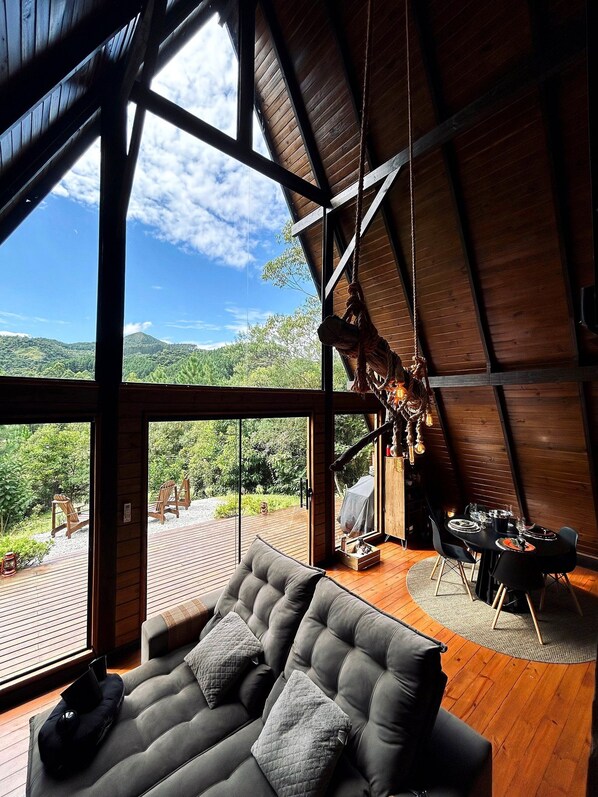 Deluxe Cabin, Jetted Tub, Mountain View | Living area | 65-inch Smart TV with digital channels, fireplace, video-game console - Vila nas Montanhas (Anitapolis)