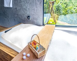 Deluxe Cabin, Jetted Tub, Mountain View | 2 bedrooms, premium bedding, pillowtop beds, individually decorated - Vila nas Montanhas (Anitapolis)