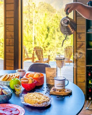 Deluxe Cabin, Jetted Tub, Mountain View | Outdoor dining - Vila nas Montanhas (Anitapolis)