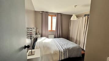 2 habitaciones, escritorio, tabla de planchar con plancha y wifi gratis