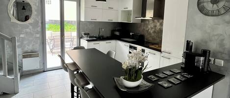 Frigorífico, microondas, horno y placa de cocina