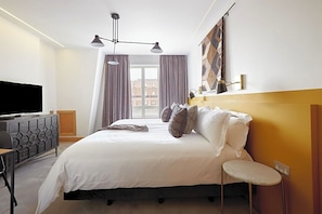 In-room safe, laptop workspace, iron/ironing board, free WiFi - Central Stays by REMOTLYS.com (London)