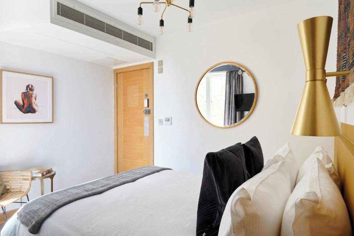 Comfort Double Room | In-room safe, laptop workspace, iron/ironing board (on request)