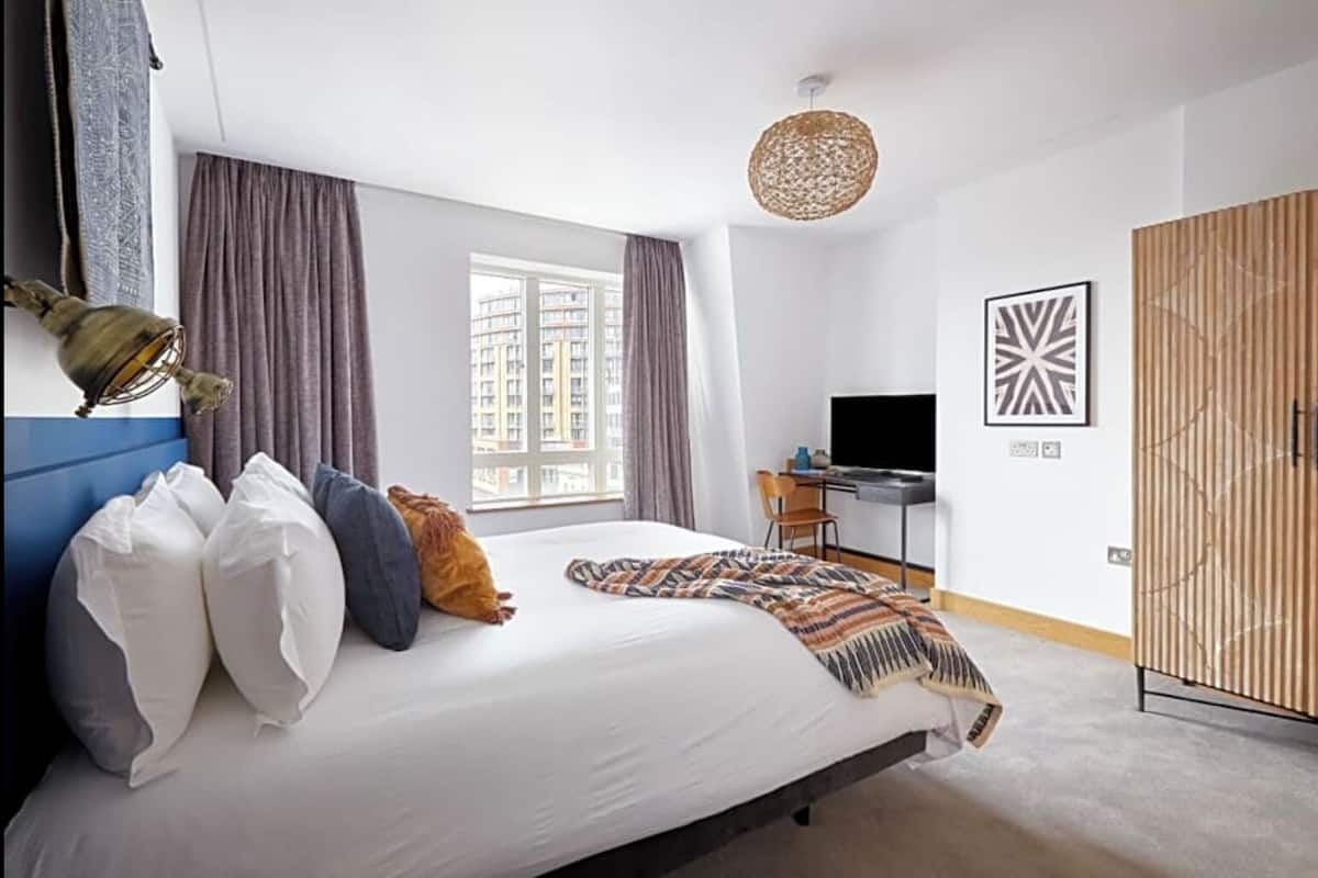 In-room safe, laptop workspace, iron/ironing board, free WiFi