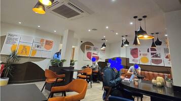 Petit déjeuner continental (15 GBP par personne)