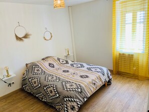 4 bedrooms, travel crib, free WiFi, bed sheets