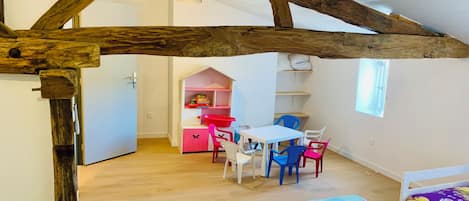 4 bedrooms, travel cot, free WiFi, bed sheets