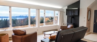 Cozy studio with snowmobile lake access, 5min to downtown, 15min to Saddleback