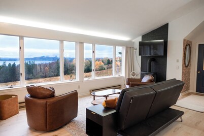 Airy studio with lake access & views, AC, 5min to downtown