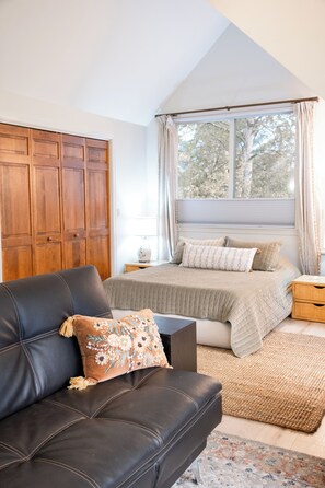 1 bedroom, iron/ironing board, travel crib, free WiFi - Airy studio with lake access & views, AC, 5min to downtown (Rangeley)