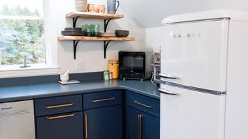 Réfrigérateur, micro-ondes, plaque de cuisson, lave-vaisselle