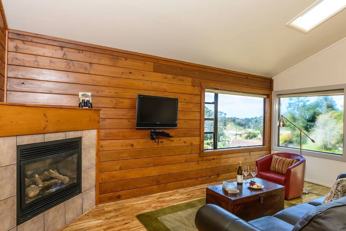 Standaard cottage, uitzicht op oceaan | Woonruimte | Een 32-inch smart-tv met digitale zenders en streamingdiensten