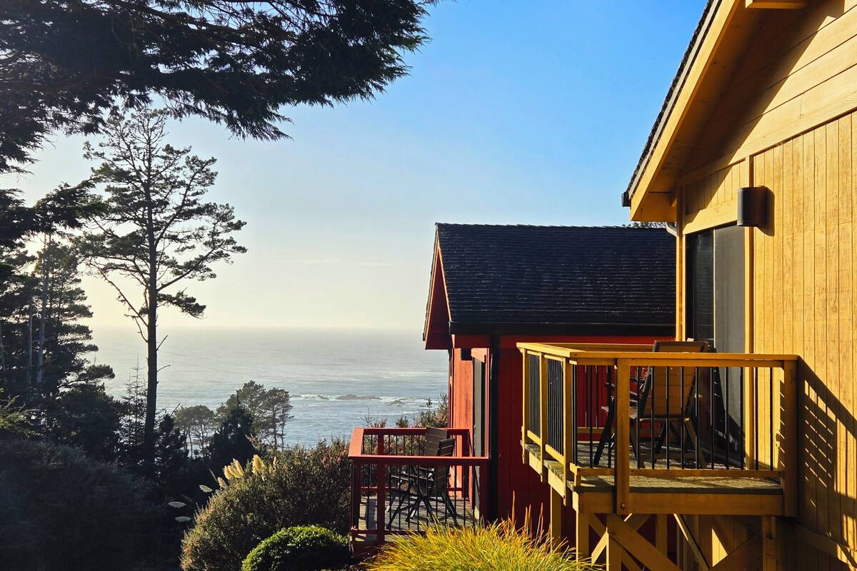 Un edificio de madera con un balcón que da a vistas del mar.