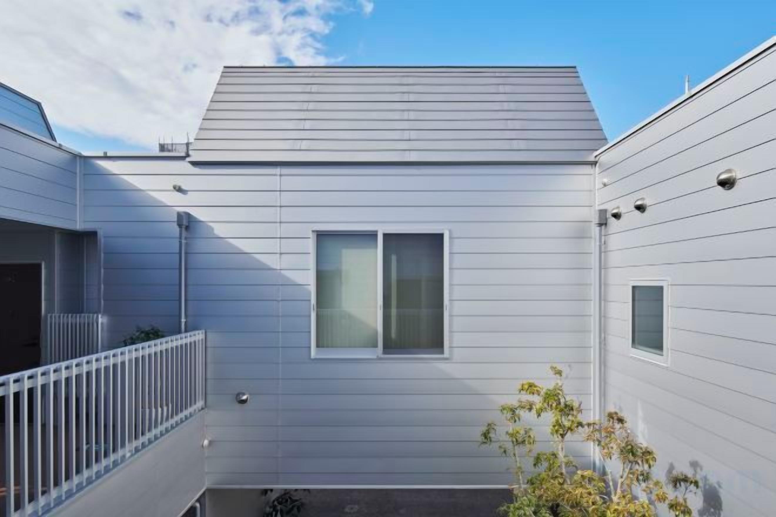 A modern building with a flat roof and a balcony.