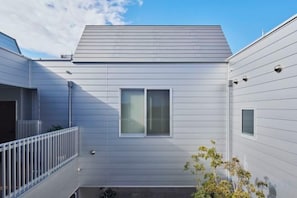 A modern building with a flat roof and a balcony. - Reikyo Garden Osaka (Osaka)