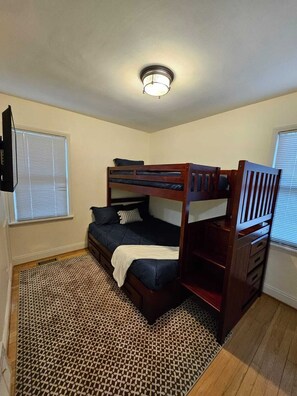 3 habitaciones, tabla de planchar con plancha, cuna de viaje y wifi