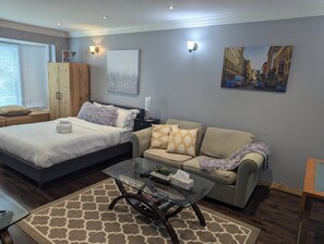 4 habitaciones, escritorio, tabla de planchar con plancha y wifi
