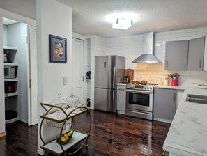 Refrigerador, microondas, horno y parrilla de estufa