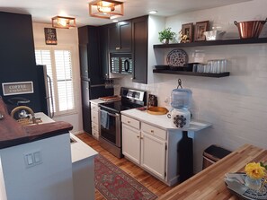 Frigorífico, microondas, horno y placa de cocina