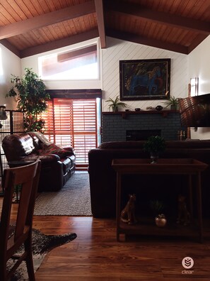 Una Smart TV, una chimenea